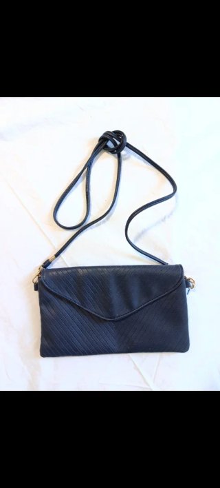 Bolso de mano azul marino.