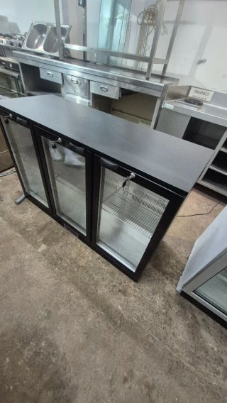 Nevera expositora de 3 puertas