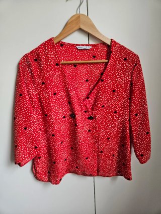 Blusa Roja con Motivo de Corazones Lefties