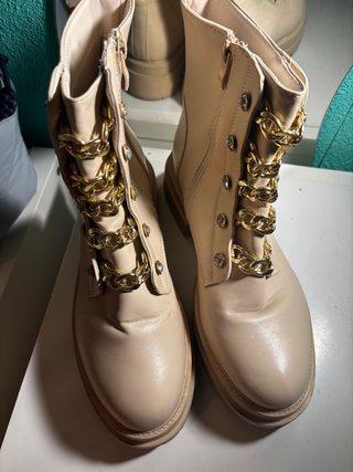 Botas Beige con Abalorios de Cadena