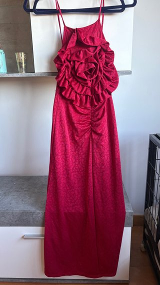 Vestido rojo con detalle de flor