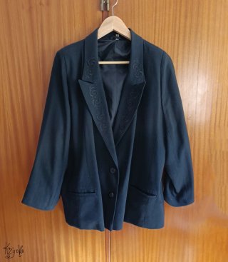 Blazer negra vintage con bordados y hombreras
