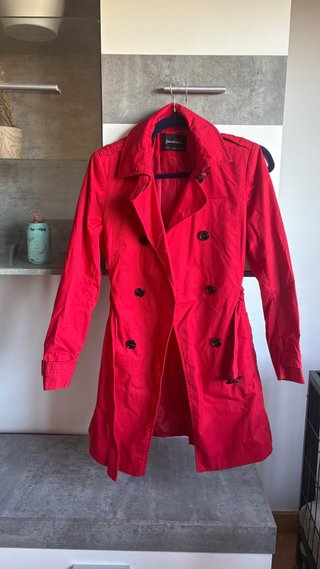 Gabardina Roja Stradivarius Talla M