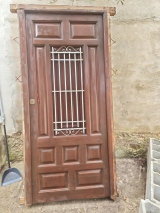 Puerta Antigua de Madera con Reja