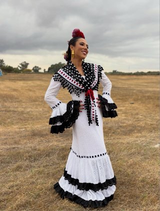 Bata flamenca blanca y negra