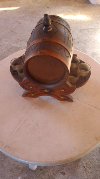Barrilete decorativo con bicchieri