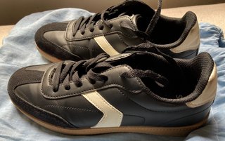 Zapatillas Negras y Blancas