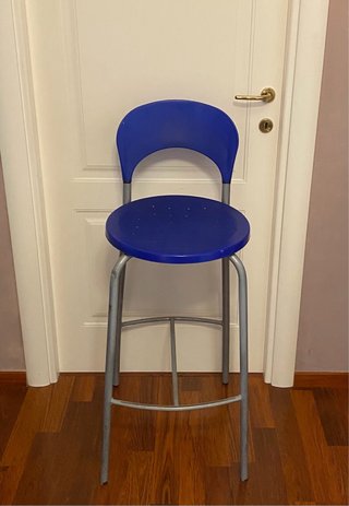 Sgabello alto blu con struttura in metallo