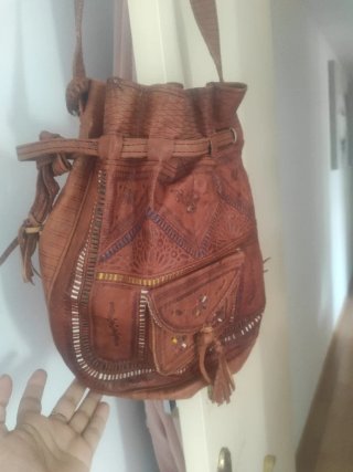 Bolso de piel estilo artesanal