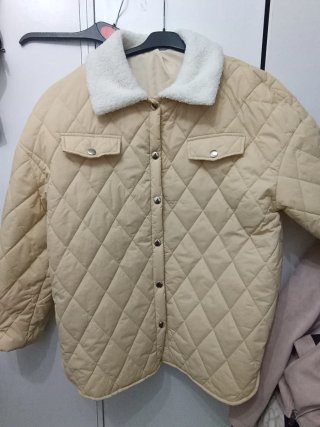 Chaqueta Acolchada Beige con Cuello de Borreguito