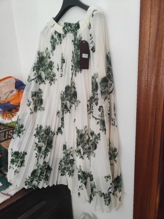 Falda de vuelo plisada con estampado floral