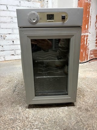 Vinoteca compacta color gris