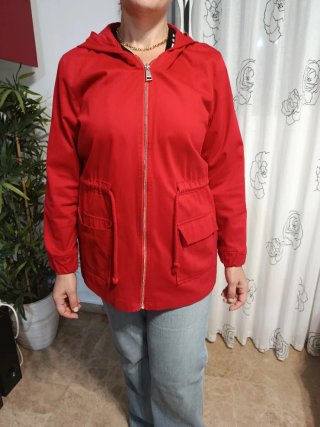 Chaqueta con capucha roja