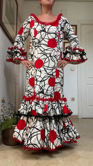 Traje de flamenca negro, blanco y rojo