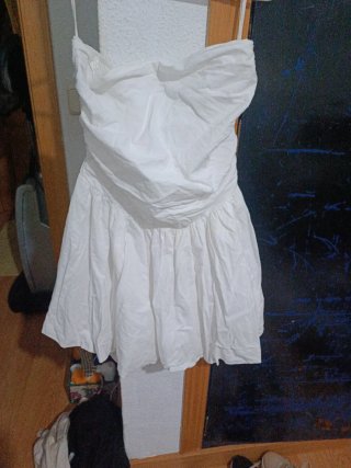 Vestido blanco corto con espalda descubierta