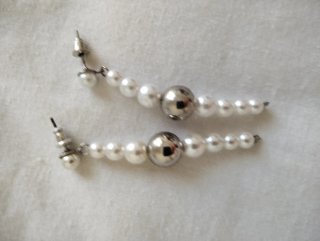 Pendientes Largos de Perlas y Bolas Plateadas