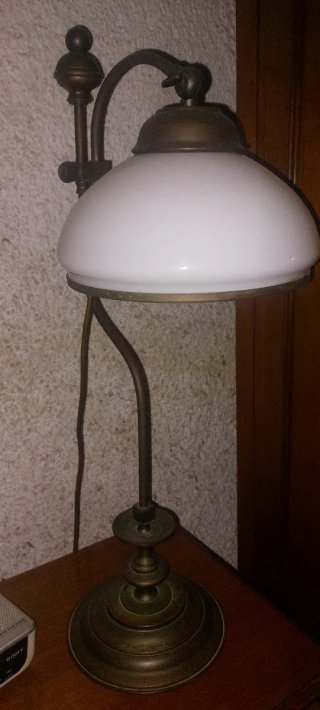 Lampada da tavolo classica in metallo e vetro