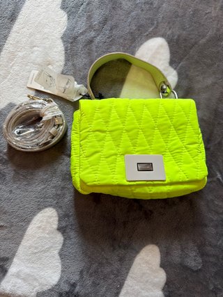 Bolso de mano acolchado amarillo