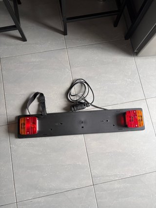 Portamatrículas con luces y adaptador