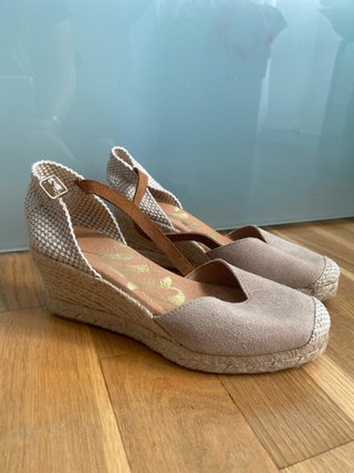 Cuñas de esparto beige. Tienda local Usadas un día