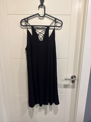 Vestido Negro con Espalda Cruzada