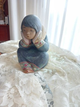 Figura original  Lladró.  Niña esquimal pensativa
