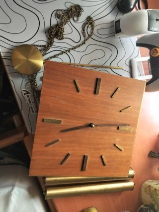 Reloj de pared vintage de madera
