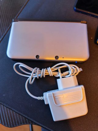 Nintendo 3DS XL con cargador y lápiz