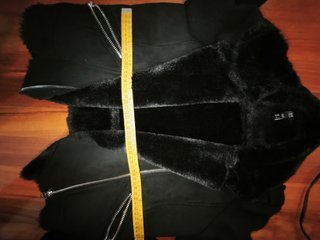 Chaqueta corta negra con forro polar