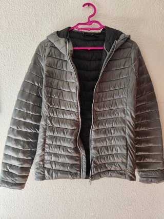 Chaqueta acolchada gris con capucha