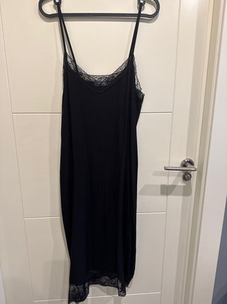 Vestido negro con detalles de encaje