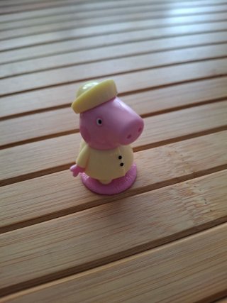 Figura Peppa Pig con sombrero
