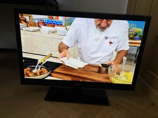 Televisión LG 37 pulgadas Full HD + mando y base
