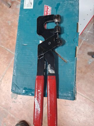 Perforadora de perfiles para pladur