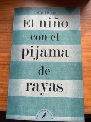 El niño con el pijama de rayas