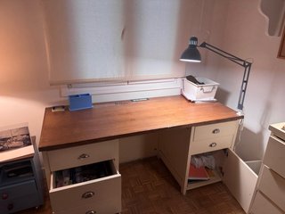 Escritorio de madera con cajones