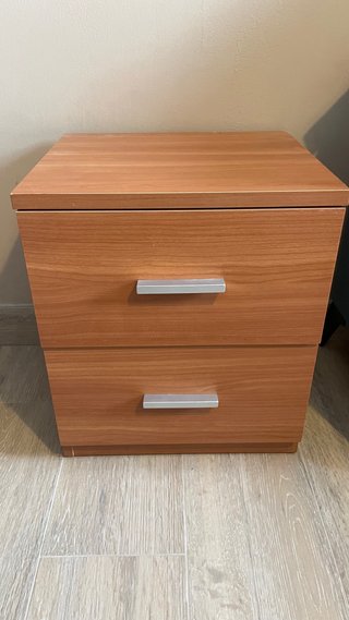 Mesita de noche de madera