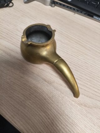 Cenicero de Bronce con Forma de Pipa