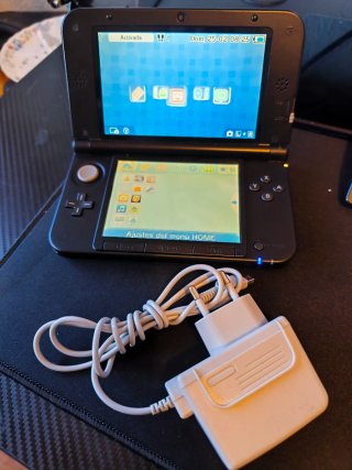 Nintendo 3DS XL con cargador y lápiz