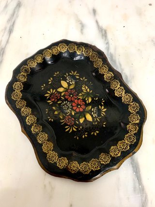 Bandeja Metálica Antigua con Motivos Florales