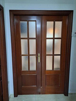 Puerta de madera doble hoja con cristal