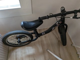 Bicicleta sin pedales negra