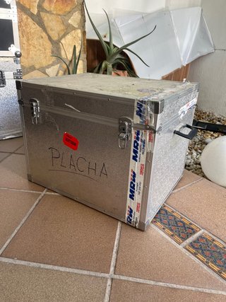 Baúl de transporte metálico
