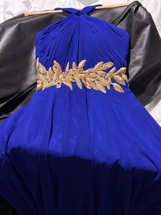 Vestido azul con detalles dorados