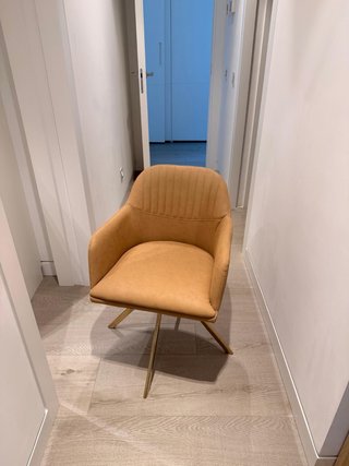 Silla Beige con Base Metálica dorada.