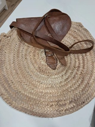 Bolso Redondo de Piel y Fibras Naturales