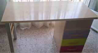 Mesa de escritorio grande.