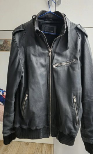 Cazadora de cuero negra ZARA