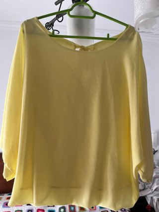 Blusa estilo bomber amarilla