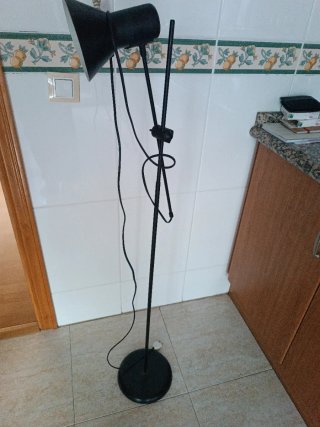 Lámpara de pie negra